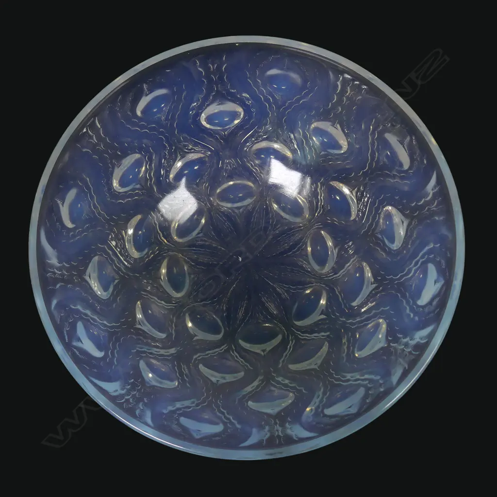 A Rene Lalique 'Bulbes' pattern opalescent glass bow Image 1++