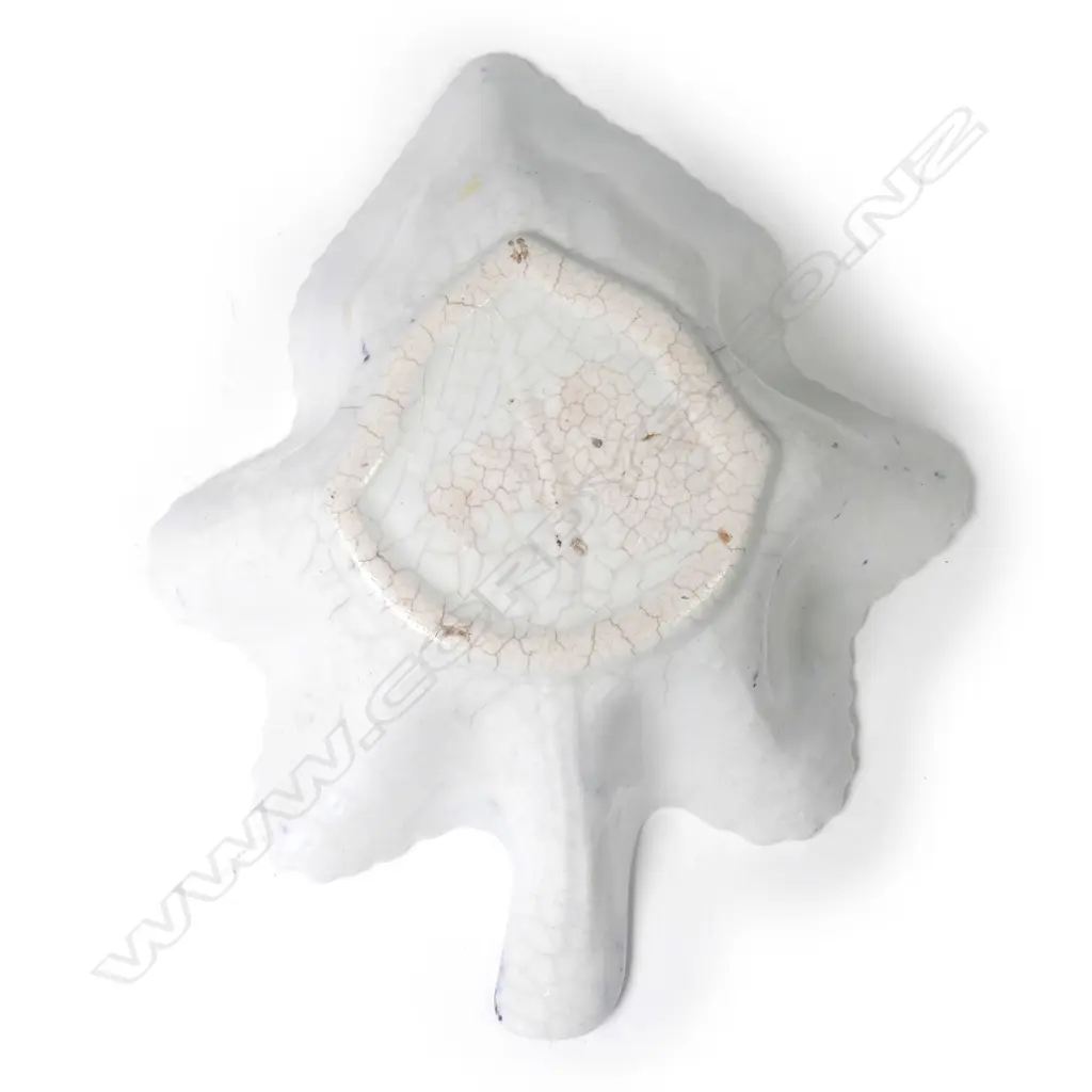 A Staffordshire pottery 'Willow' pattern leaf shaped pickle dish Image 1++