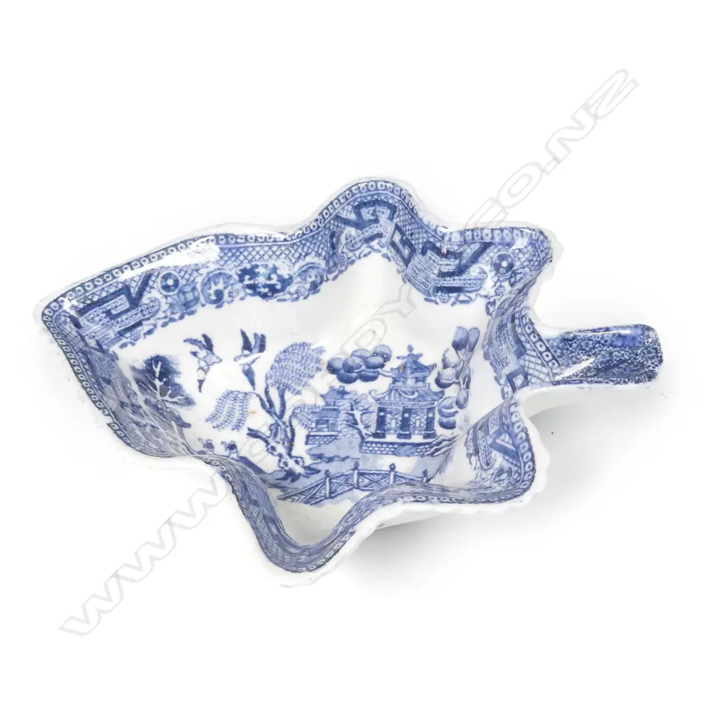 A Staffordshire pottery 'Willow' pattern leaf shaped pickle dish Image 1++