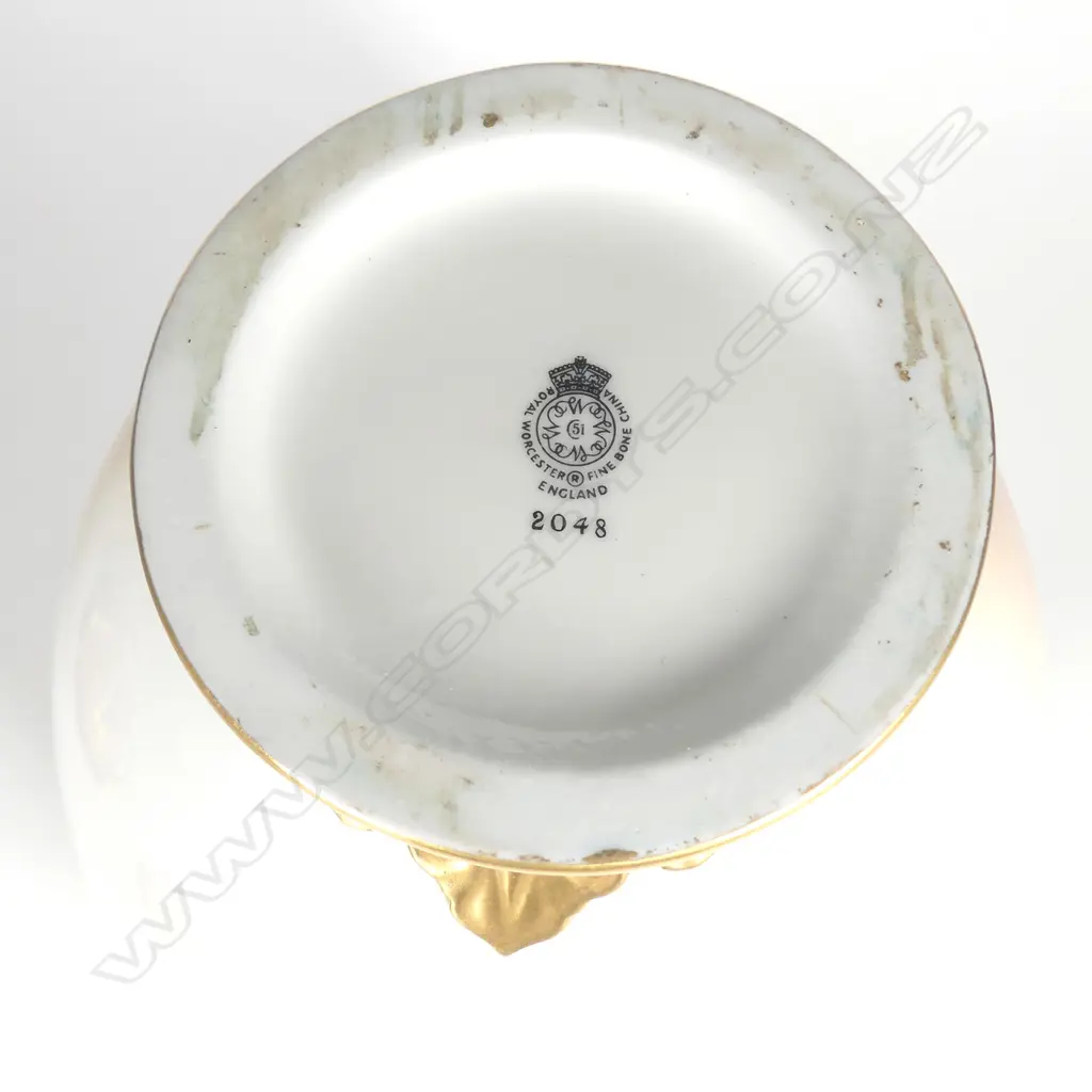 An impressive Royal Worcester pot pourri and cover by Harry Ayrton Image 1++