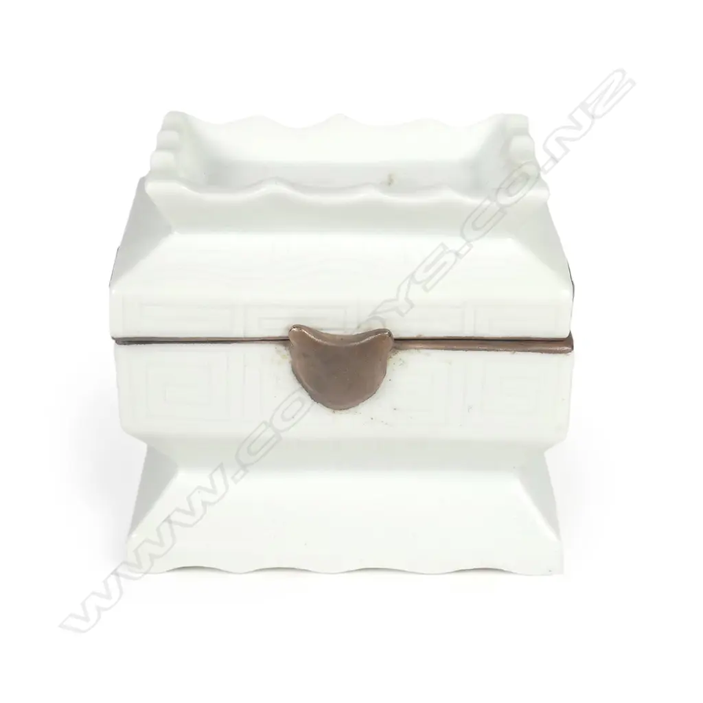 A rare Korean miniature porcelain funerary box (myônggi) Image 1++