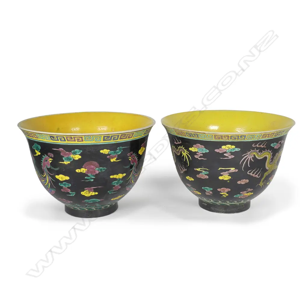 A pair of Chinese porcelain tall famille verte bowls Image 1++