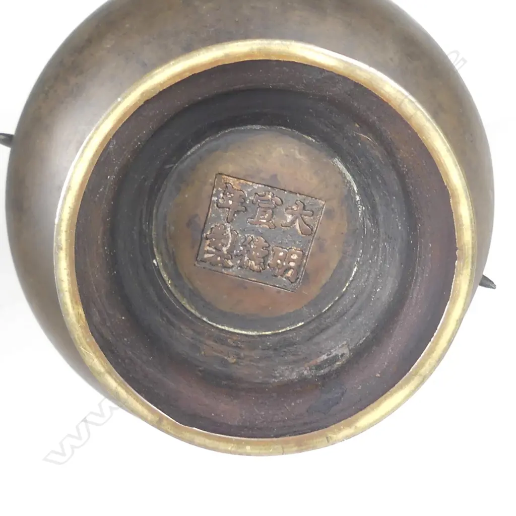 A Chinese bronze vase Image 1++