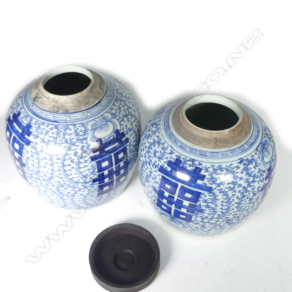 A pair of China trade porcelain ginger jars Image 1++