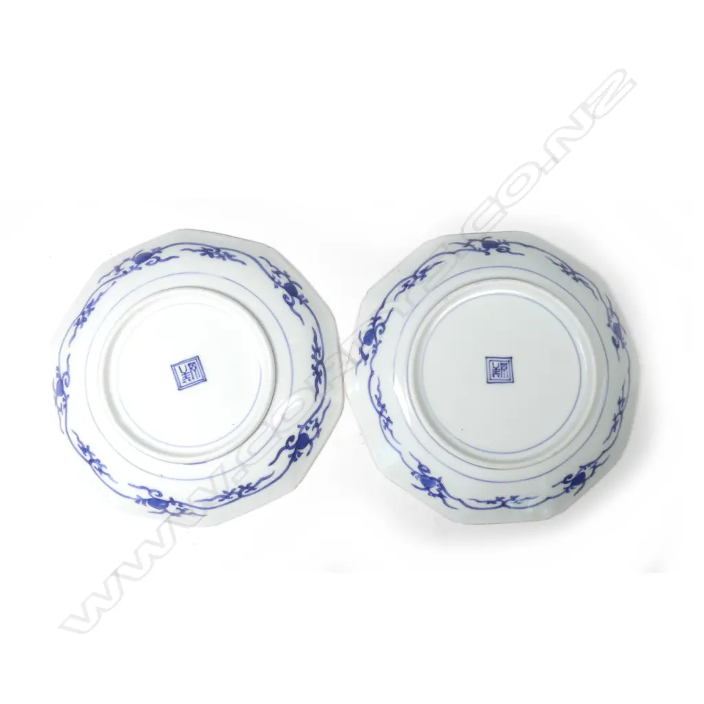 A pair of Japanese porcelain dishes Image 1++