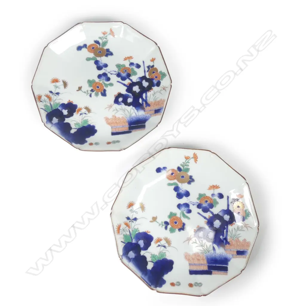 A pair of Japanese porcelain dishes Image 1++
