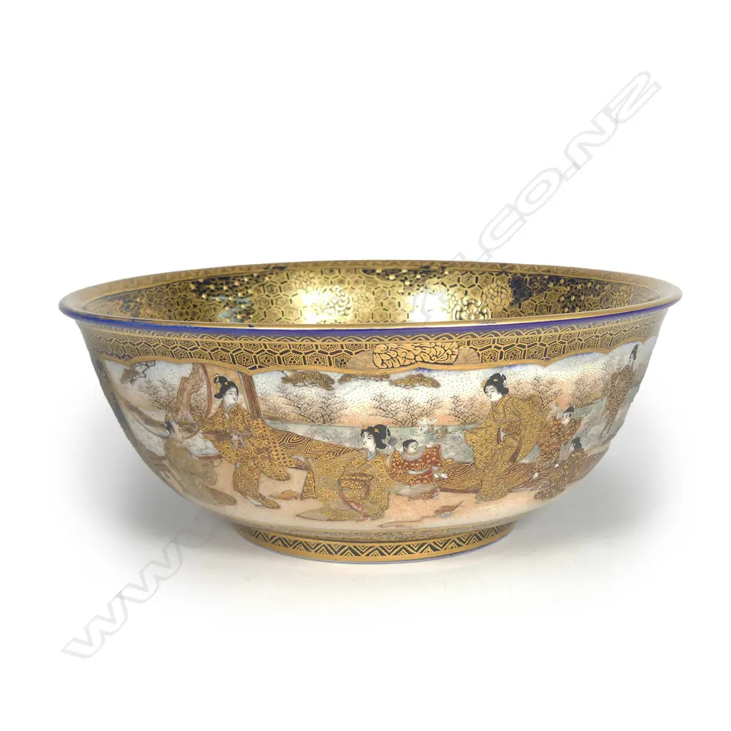 A Japanese Satsuma earthenware bowl from the Kinkozan factory Image 1++