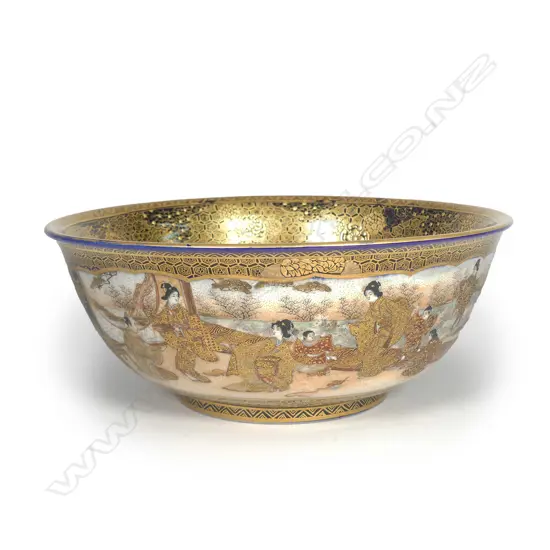 A Japanese Satsuma earthenware bowl from the Kinkozan factory