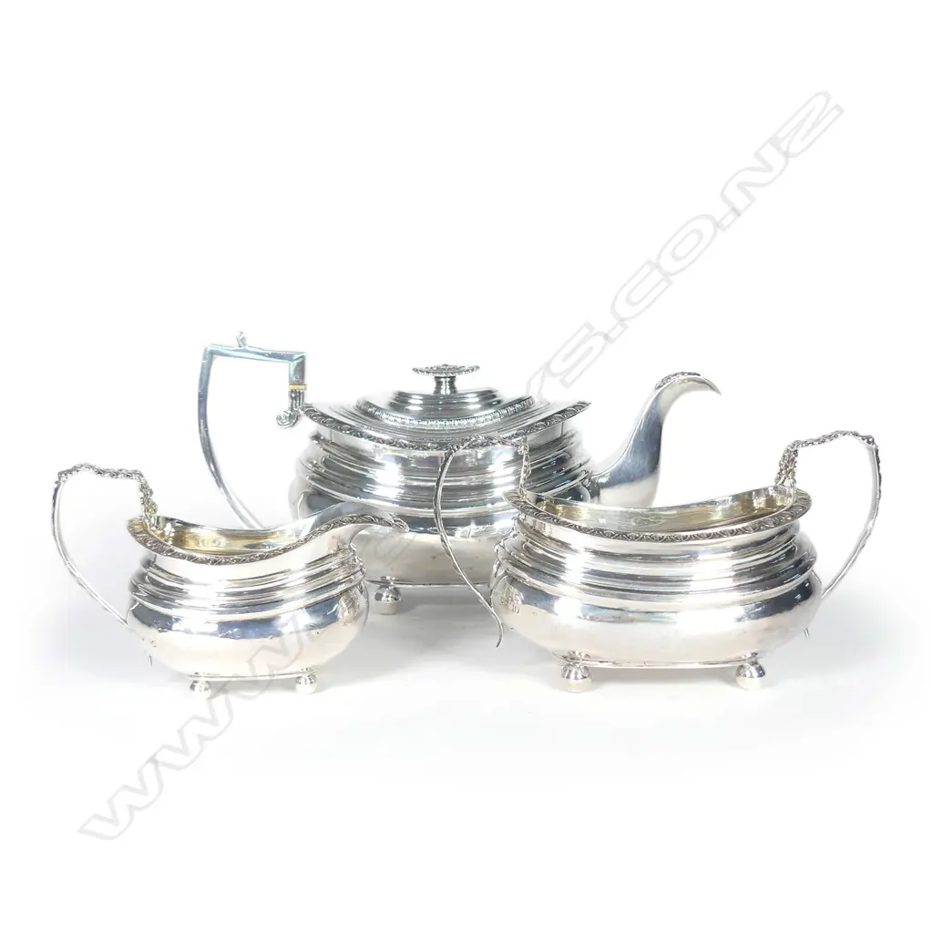 A George IV three piece silver tea set Image 1++