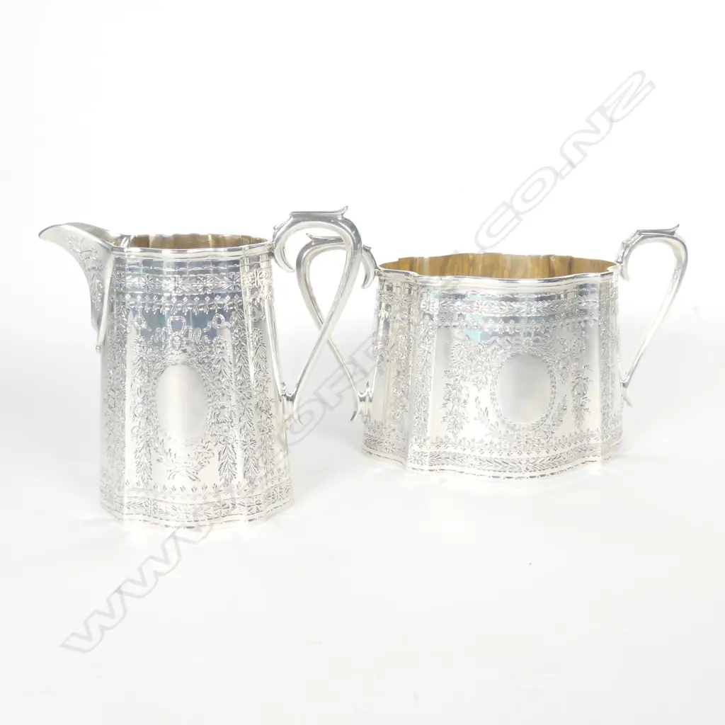 A Victorian silver cream jug and sugar basin Image 1++
