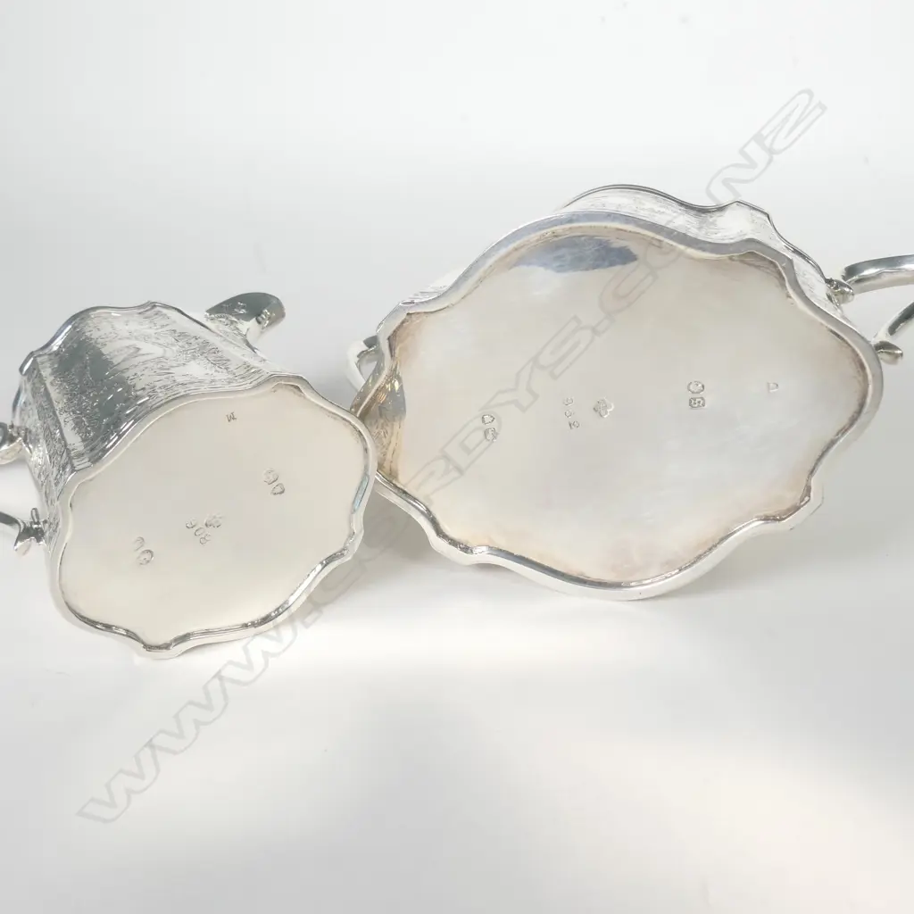 A Victorian silver cream jug and sugar basin Image 1++
