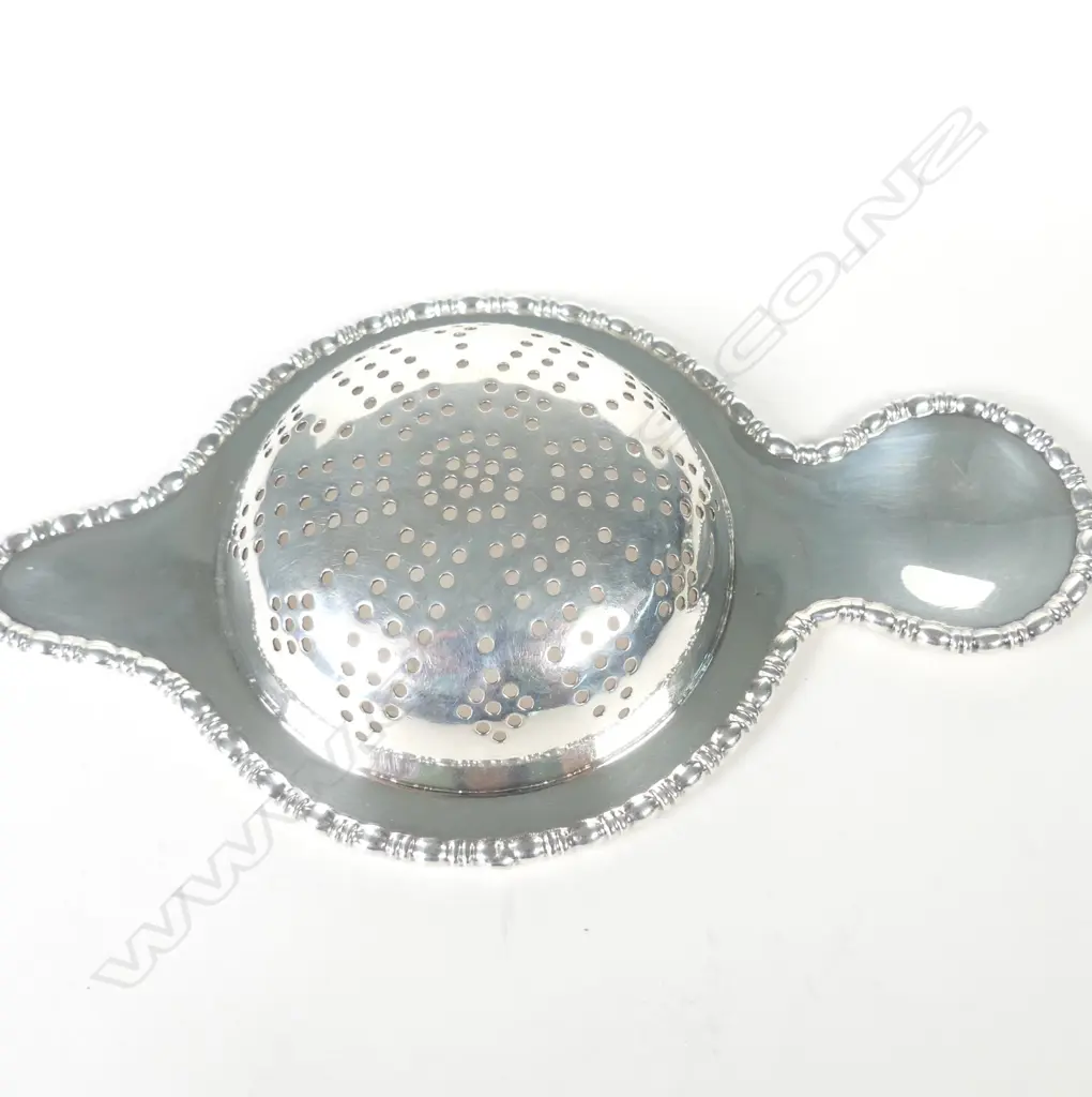 A George V silver tea strainer Image 1++