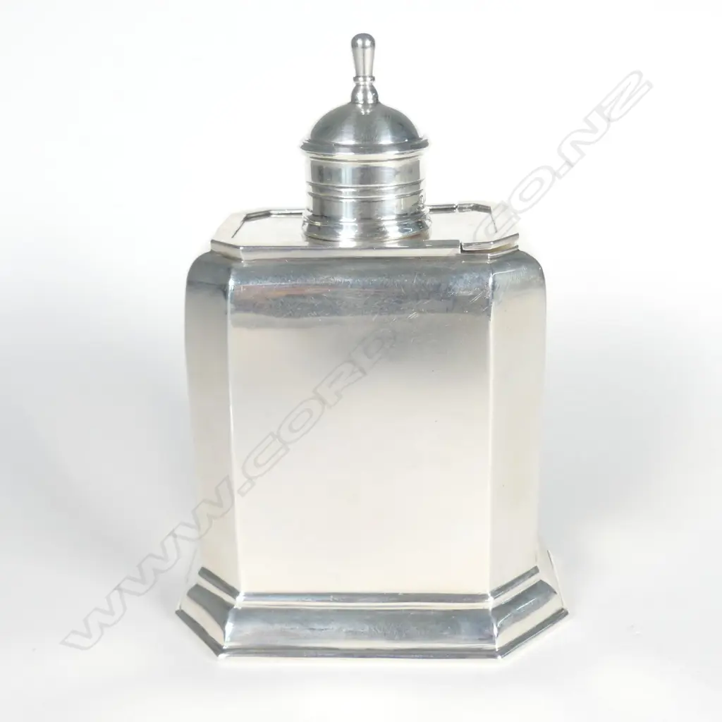 A George V silver tea caddy in Queen Anne style Image 1++