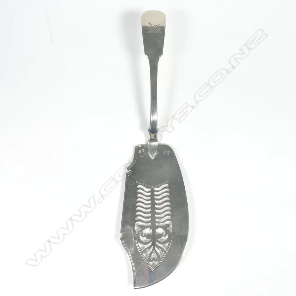 An Irish George IV silver fish slice Image 1++
