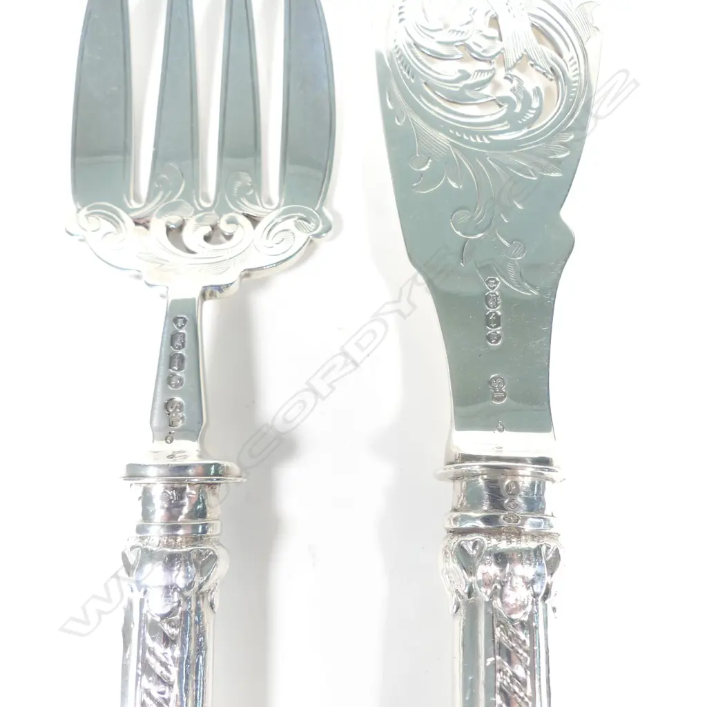 A pair of Victorian silver fish servers Image 1++