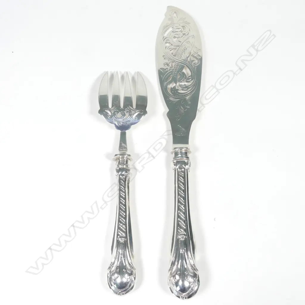 A pair of Victorian silver fish servers Image 1++