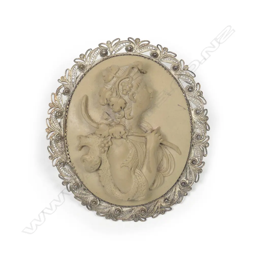 A Victorian lava cameo brooch Image 1++