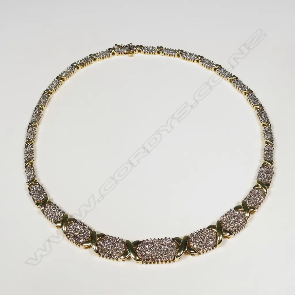 A 14ct gold necklace set with 683 diamonds Image 1++
