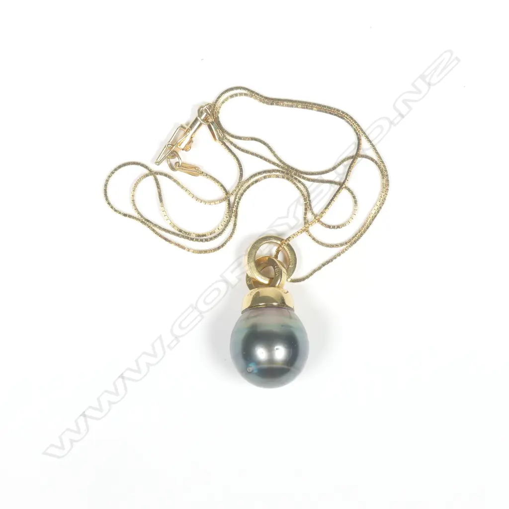 An 18ct gold and black Tahitian pearl pendant Image 1++