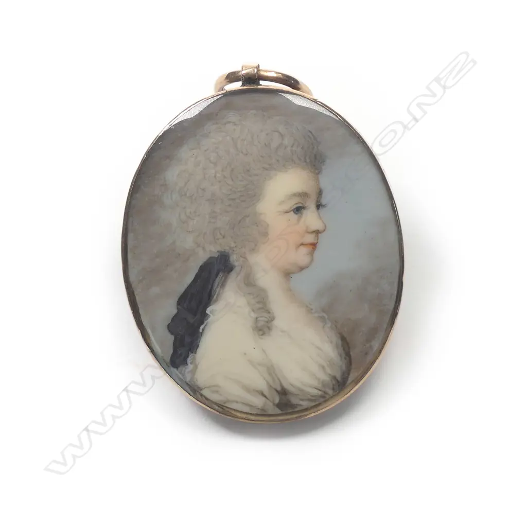 An 18thC double sided portrait locket Image 1++