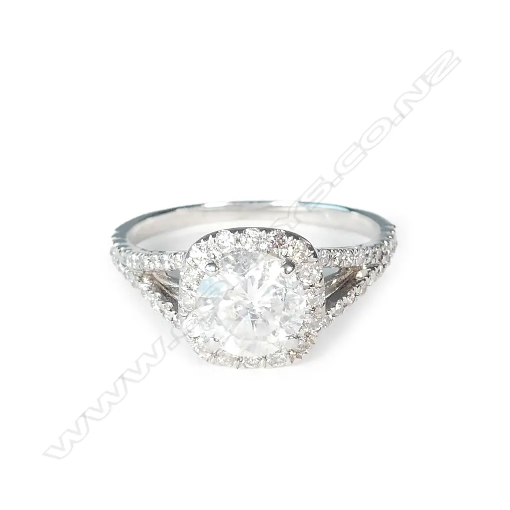 An 18ct white gold and diamond ring Image 1++