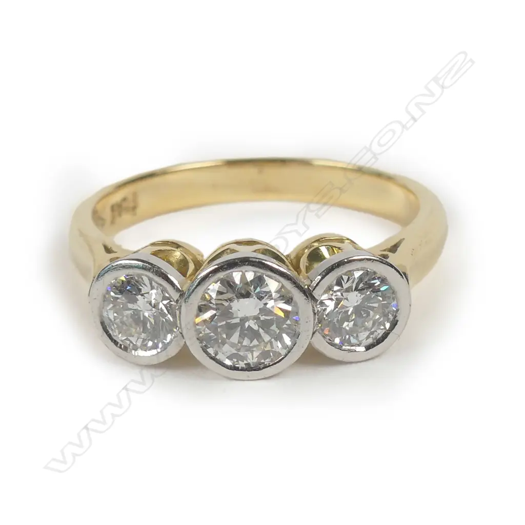An 18ct gold and three stone diamond ring Image 1++