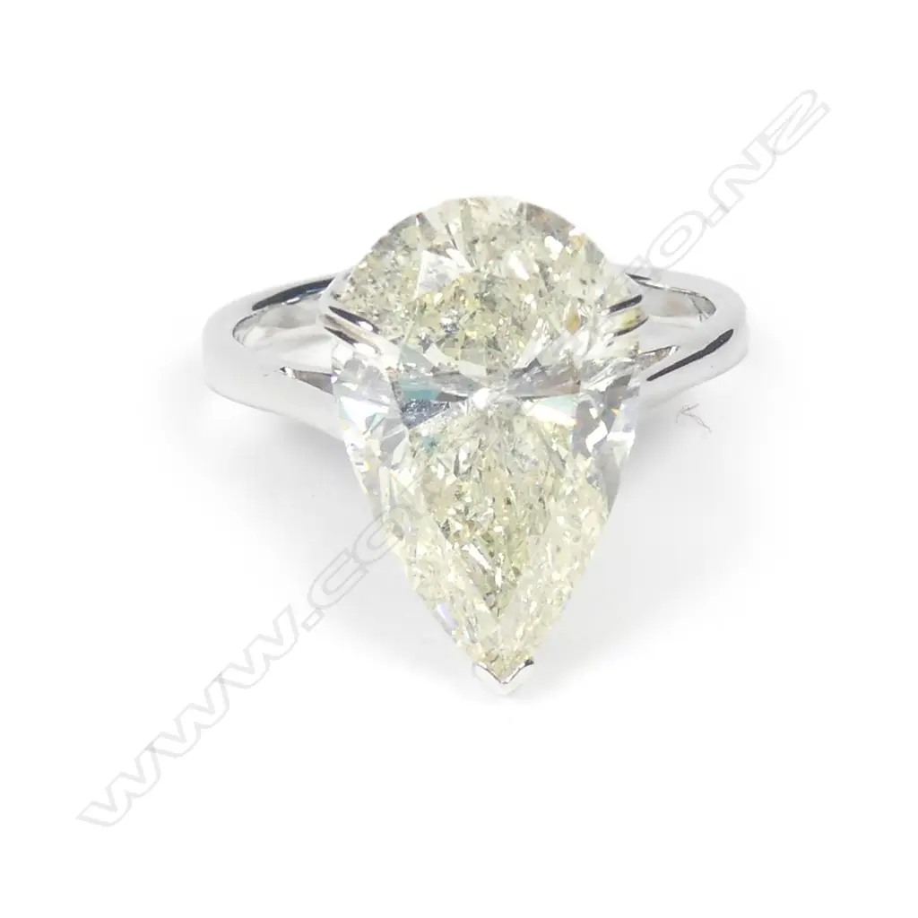 An 18ct white gold diamond ring Image 1++