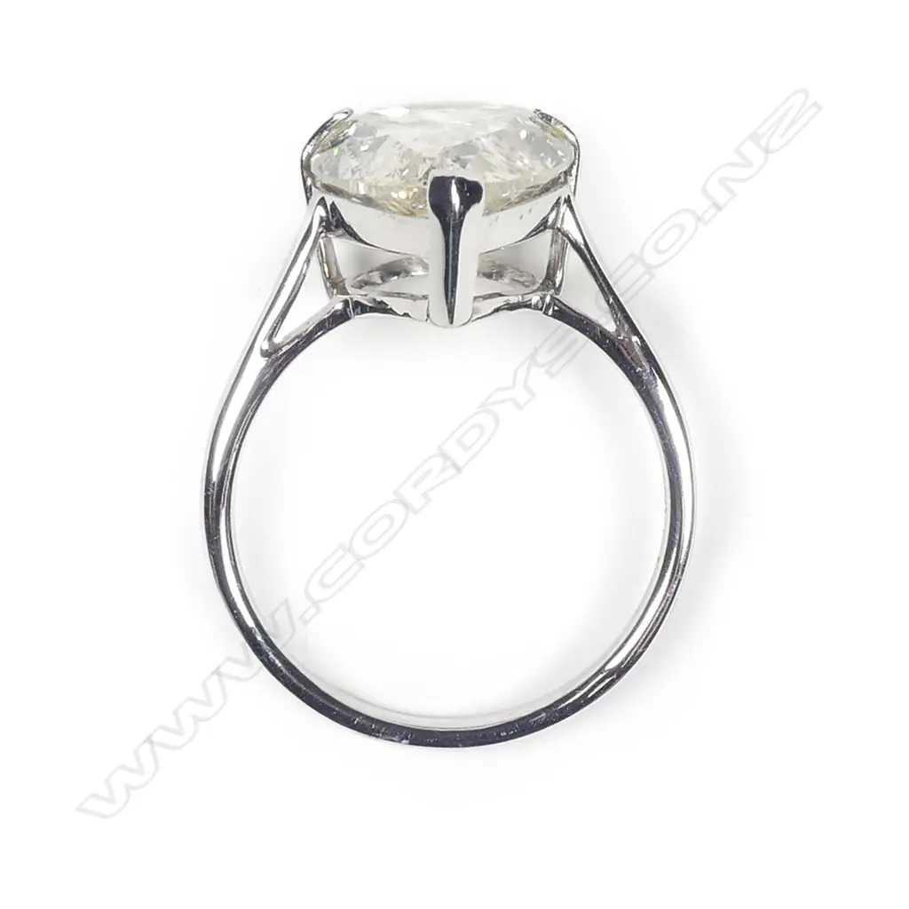 An 18ct white gold diamond ring Image 1++