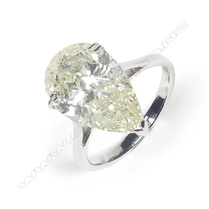 An 18ct white gold diamond ring Image 1++