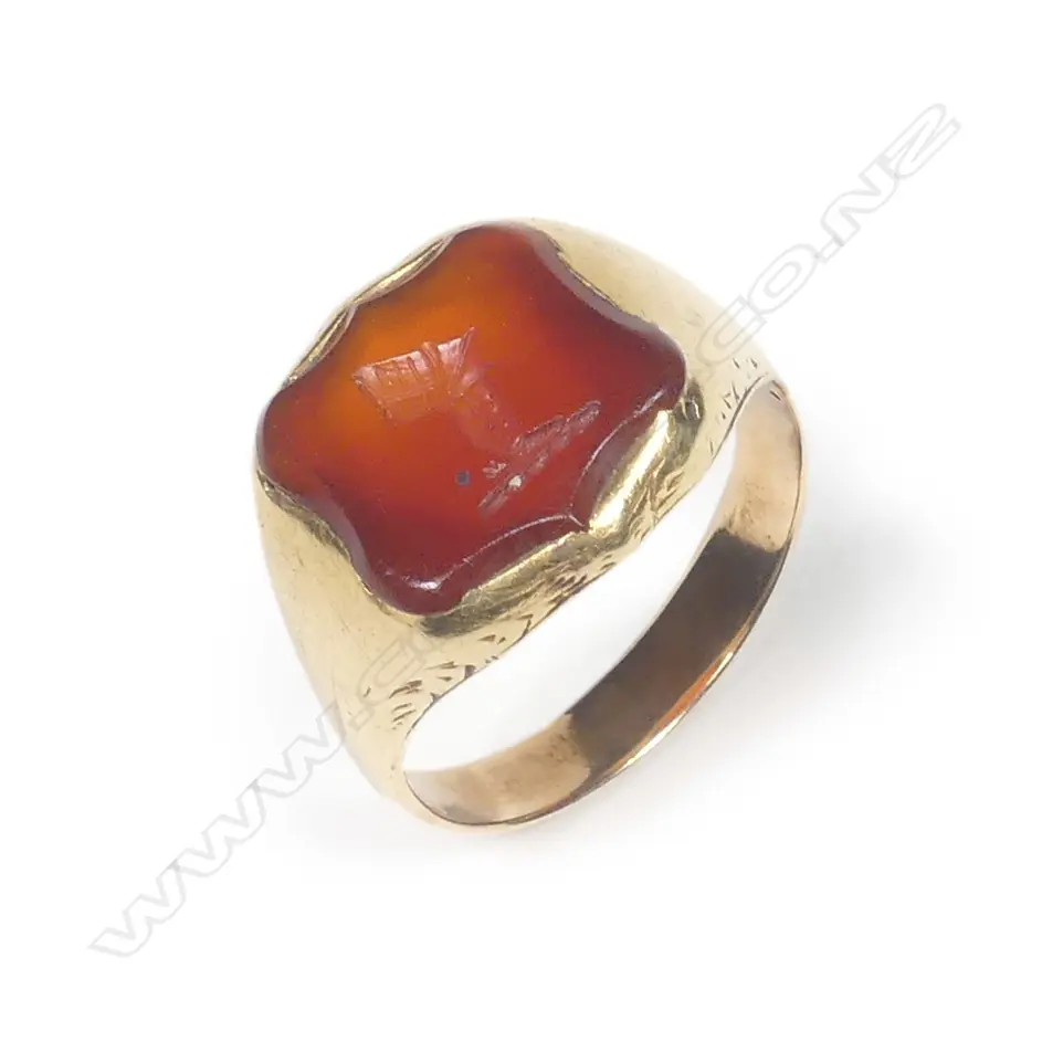 A 19thC gold and hardstone signet ring Image 1++