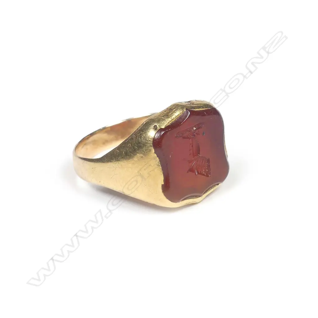 A 19thC gold and hardstone signet ring Image 1++