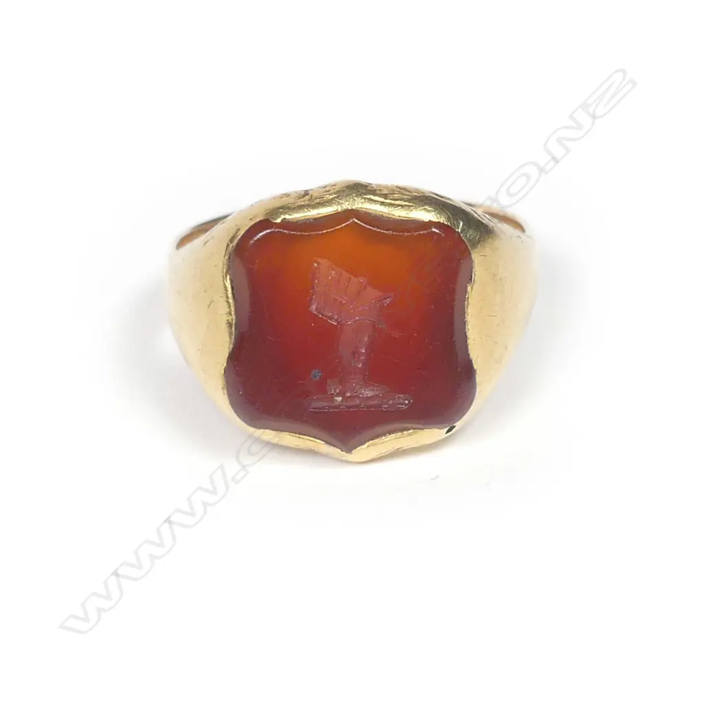 A 19thC gold and hardstone signet ring Image 1++