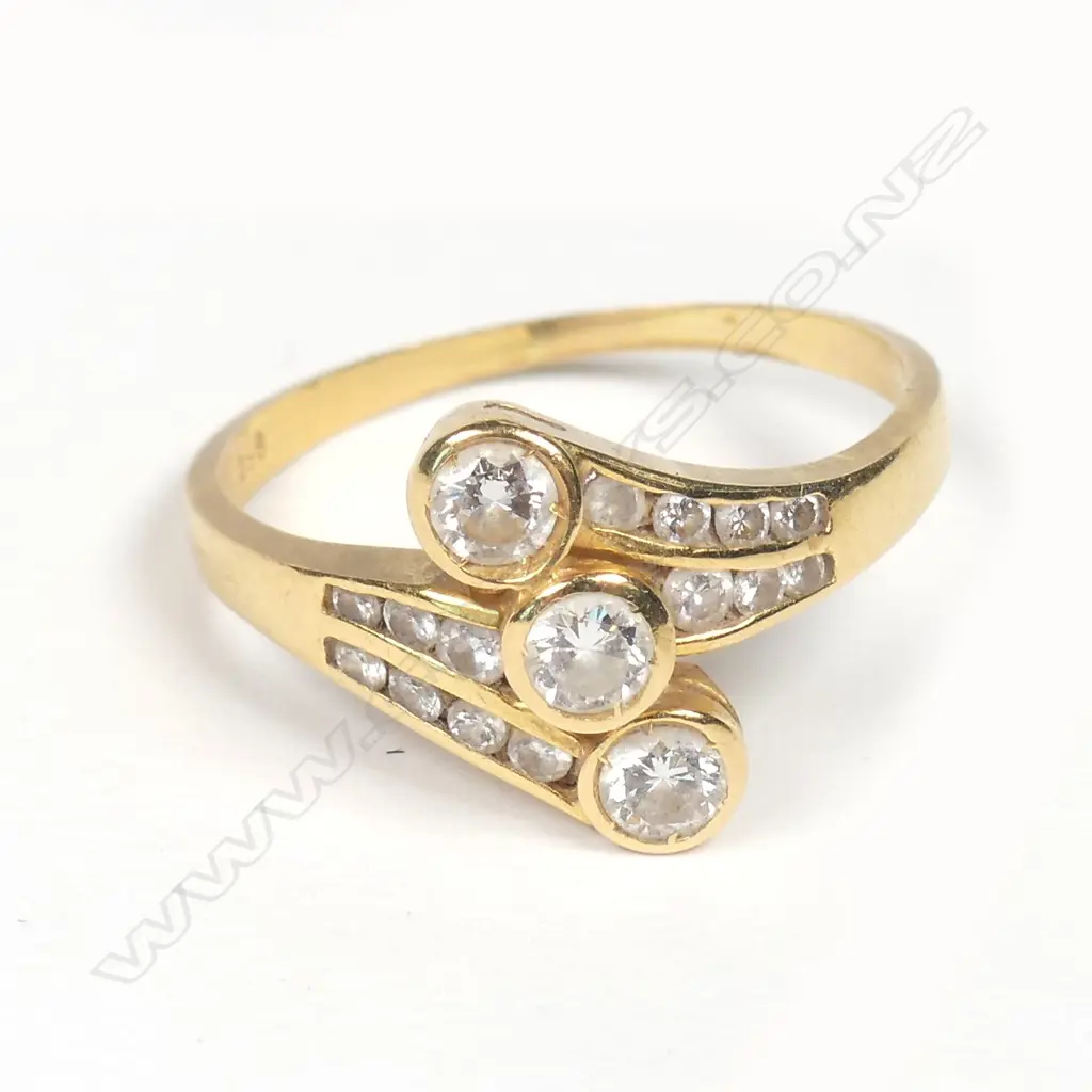 A vintage 20ct gold and diamond cluster ring Image 1++