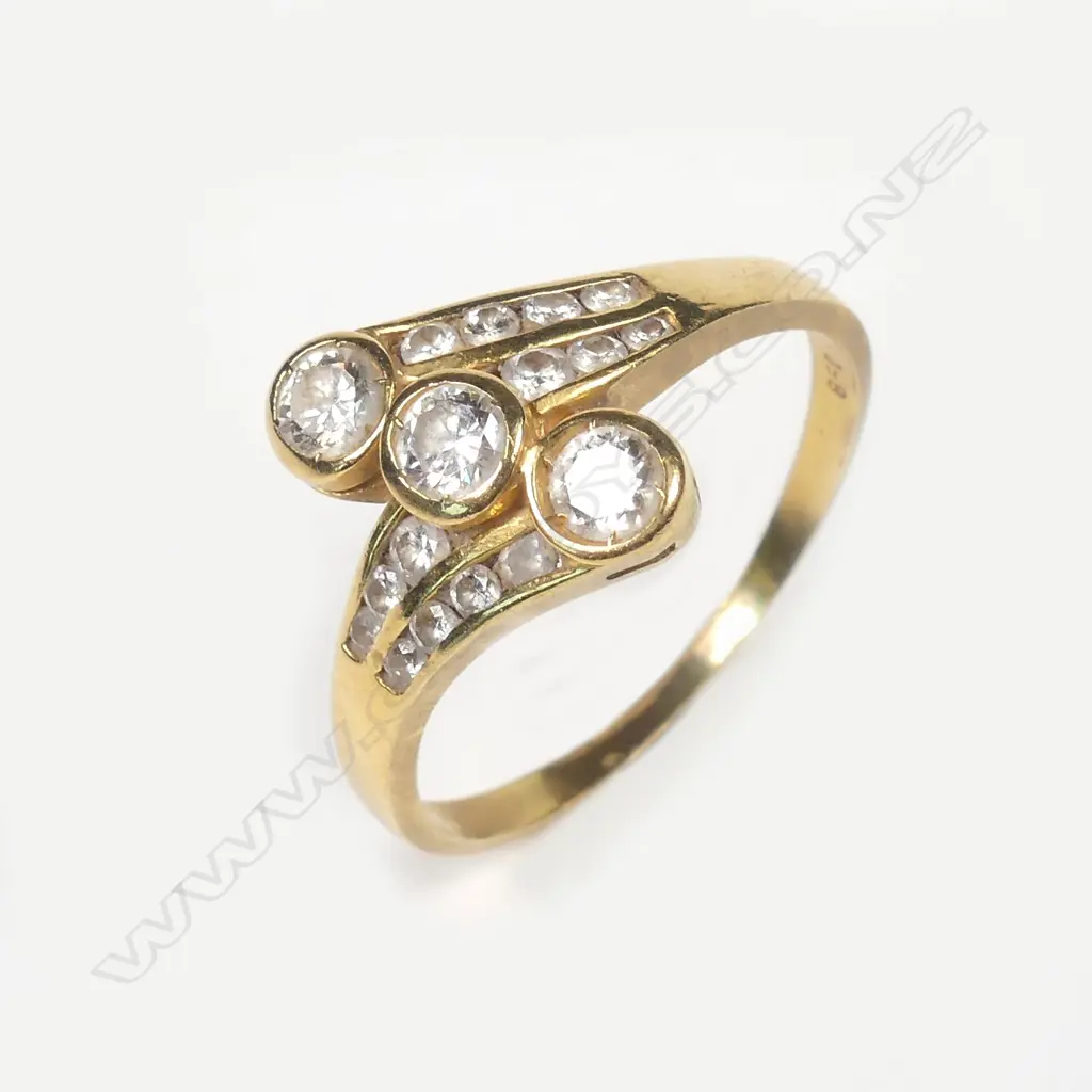 A vintage 20ct gold and diamond cluster ring Image 1++