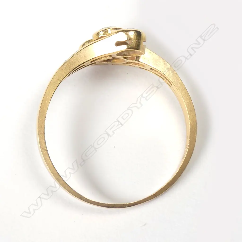 A vintage 20ct gold and diamond cluster ring Image 1++