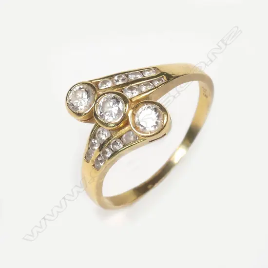 A vintage 20ct gold and diamond cluster ring