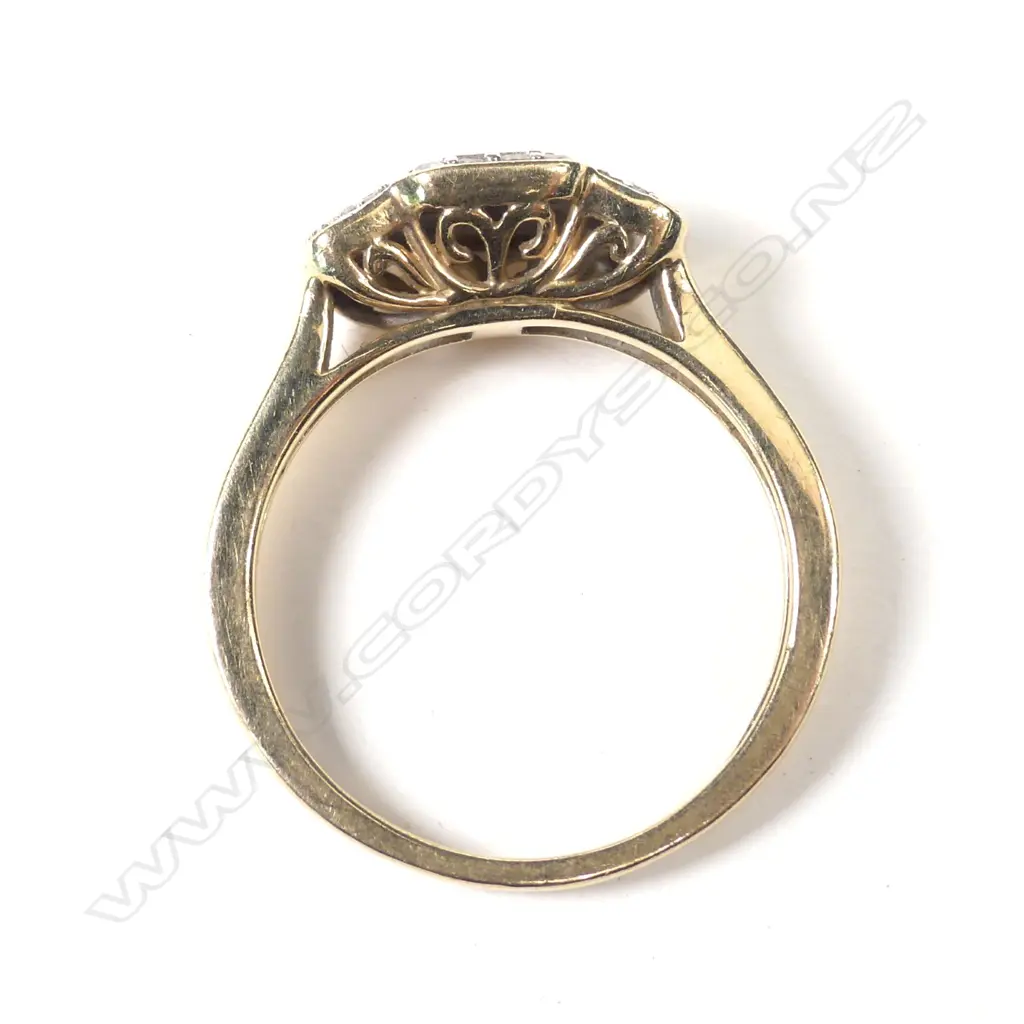 A vintage 9ct. gold and diamond cluster ring Image 1++