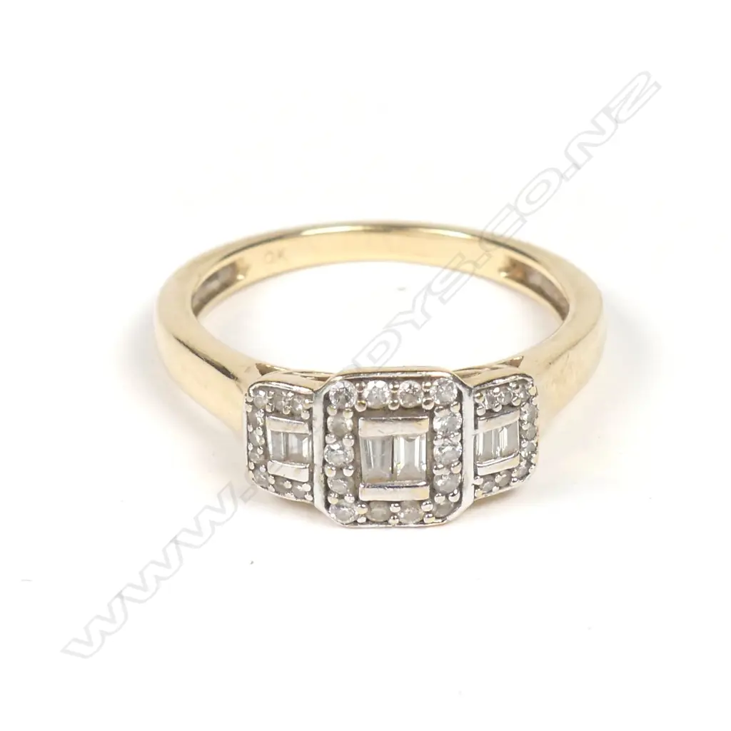 A vintage 9ct. gold and diamond cluster ring Image 1++