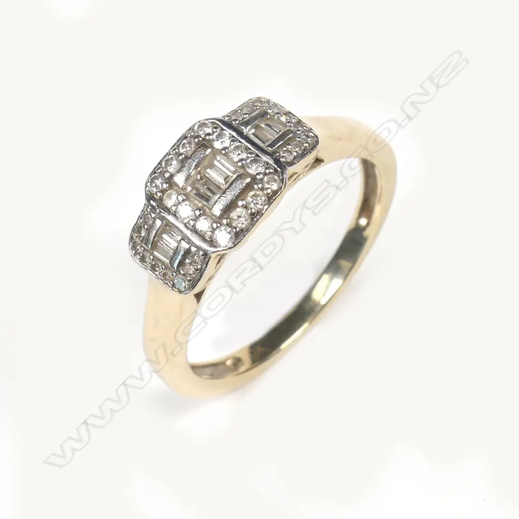 A vintage 9ct. gold and diamond cluster ring Image 1++