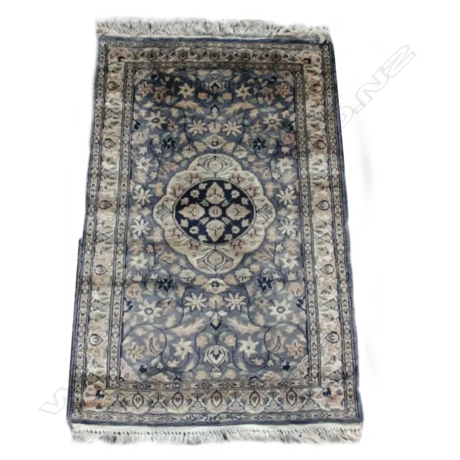 A small Isphahan hand knotted silk rug Image 1++