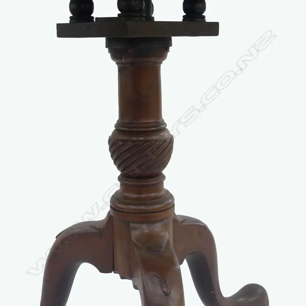A George III mahogany wine table Image 1++