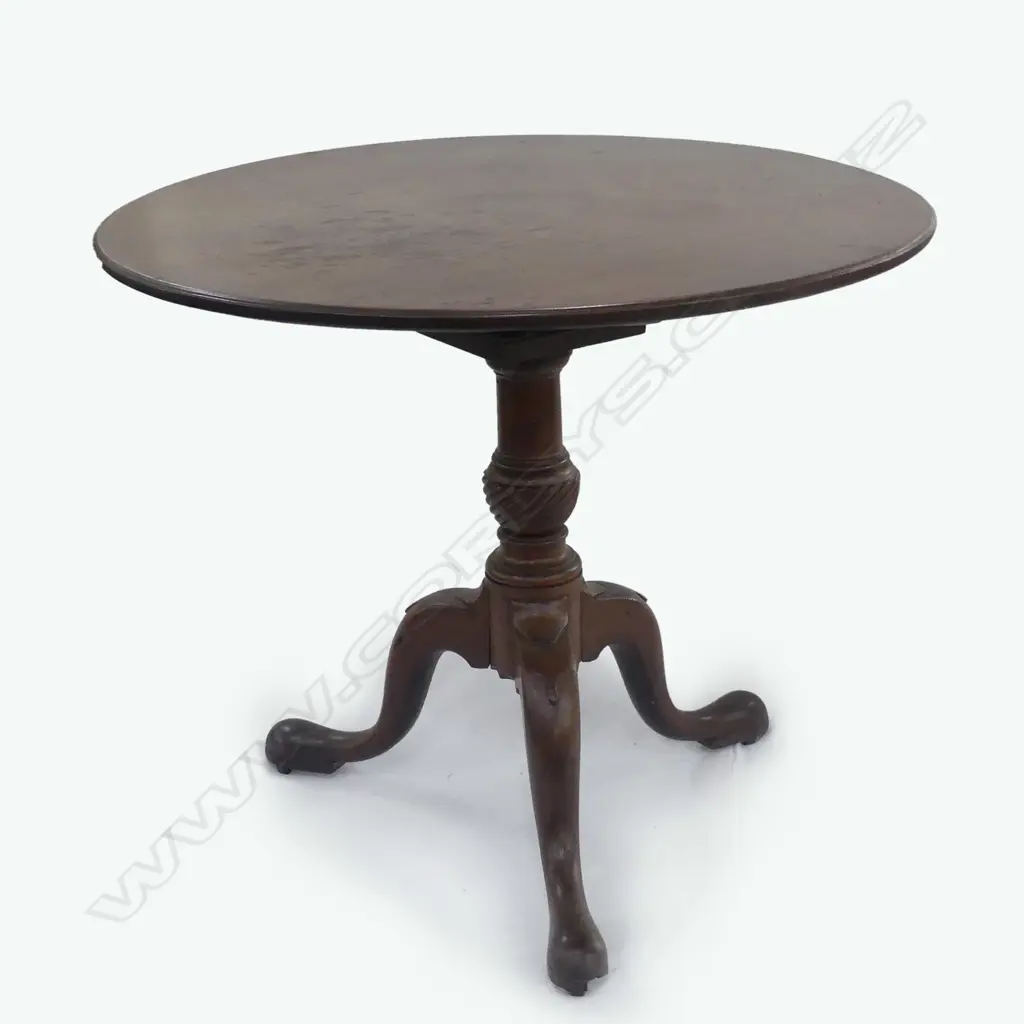 A George III mahogany wine table Image 1++