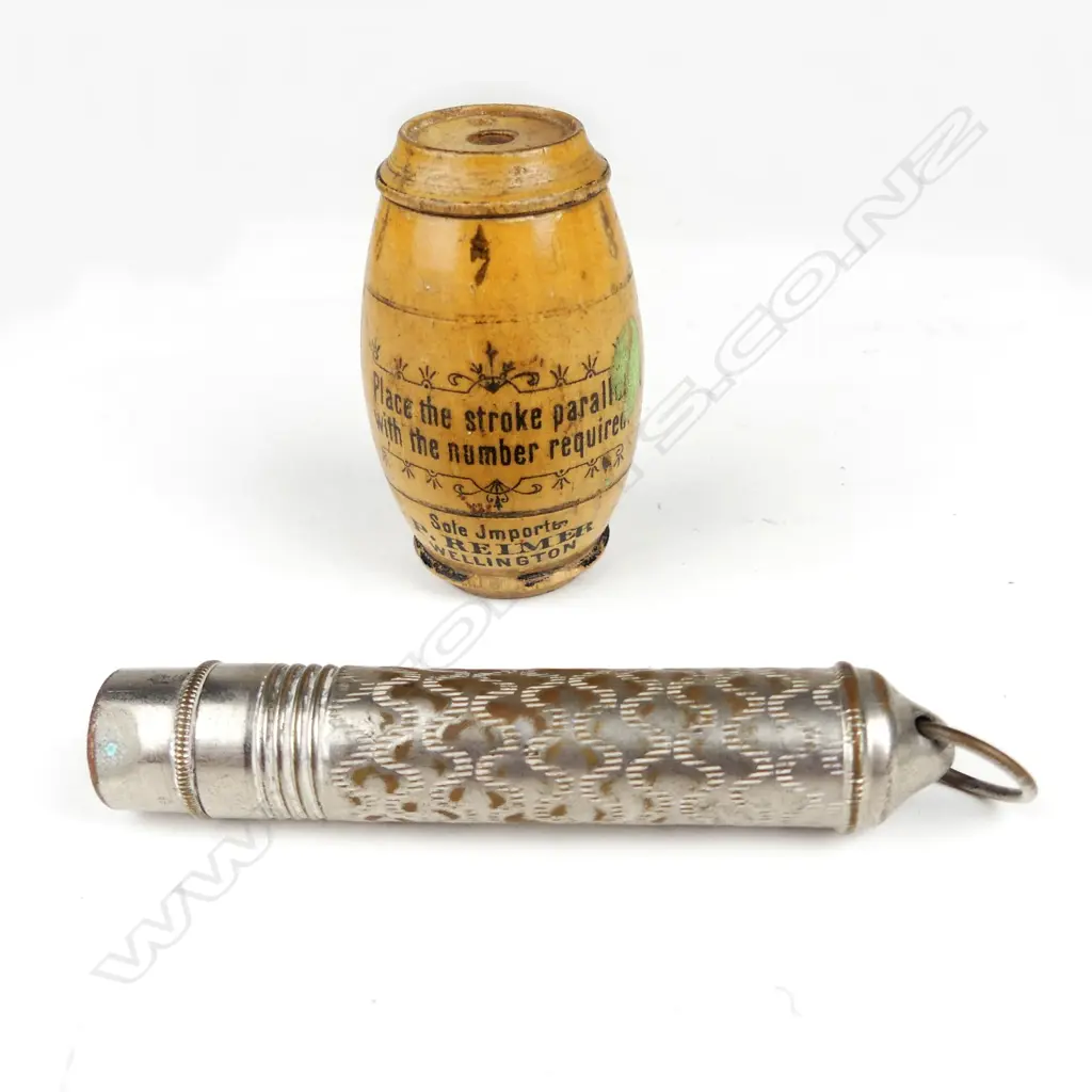 Two vintage needle cases Image 1++