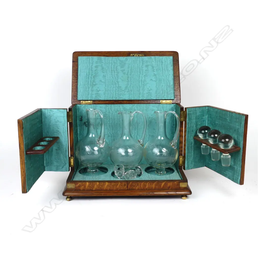 A Victorian quartered oak decanter case Image 1++