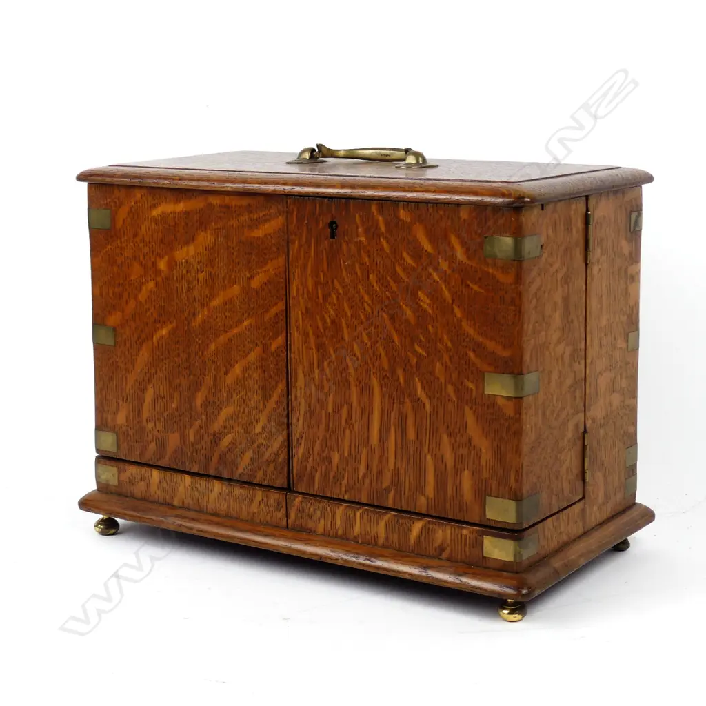 A Victorian quartered oak decanter case Image 1++
