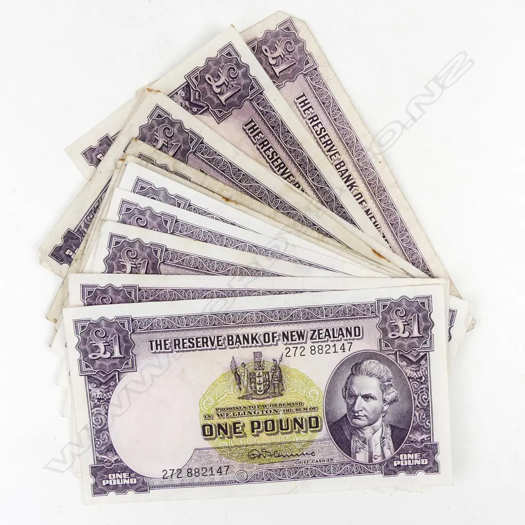 13 vintage N.Z. ₤1 banknotes Image 1++