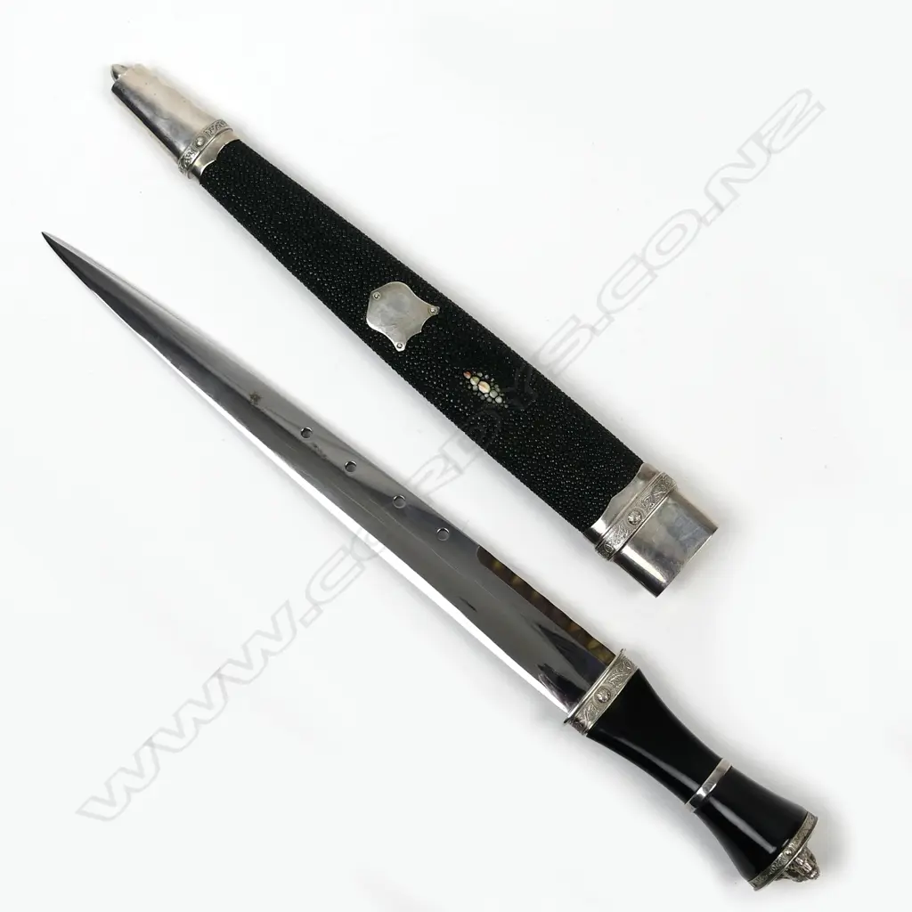 A quality modern silver shagreen and horn mounted Scottish dirk Image 1++