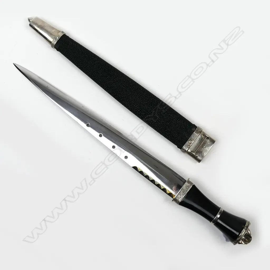 A quality modern silver shagreen and horn mounted Scottish dirk Image 1++