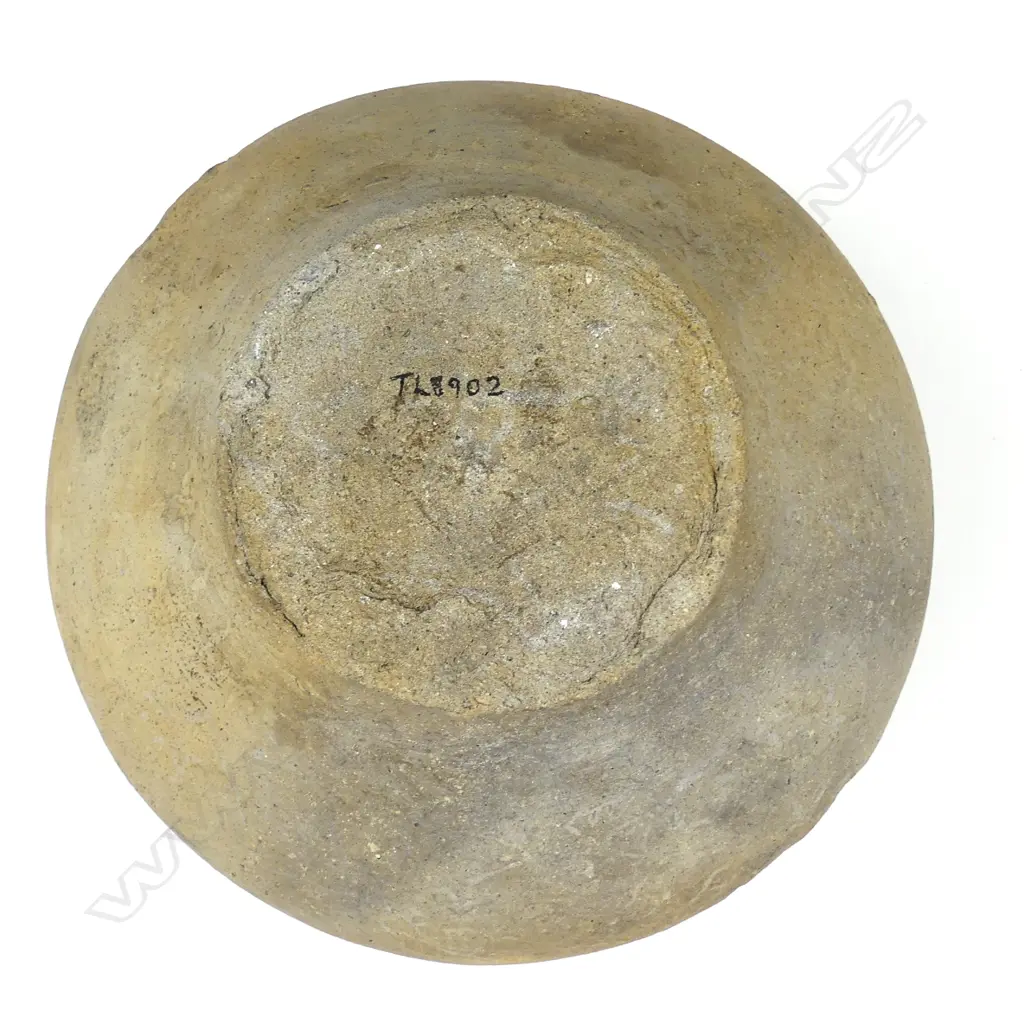 An early pottery jar Image 1++