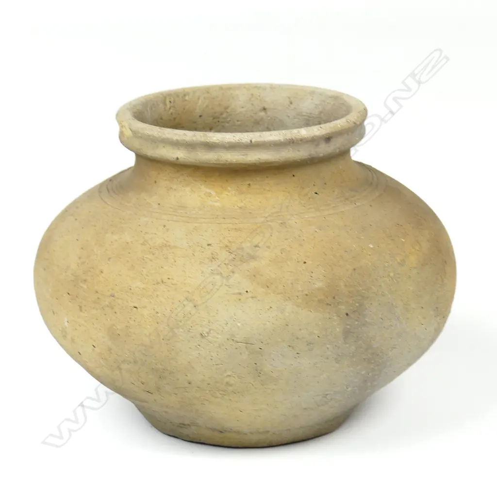 An early pottery jar Image 1++